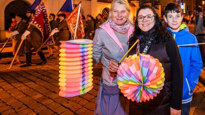 Lampiony, vlajky a sváteční atmosféra. Takový bude i letošní 28. říjen na řadě míst republiky. Zdroj: Město Plzeň