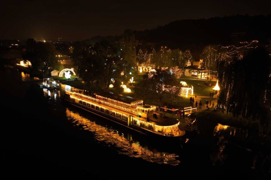 Plavba světelnou lodí. Zdroj: DECOLED s.r.o.