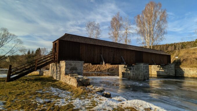Krytý dřevěný most