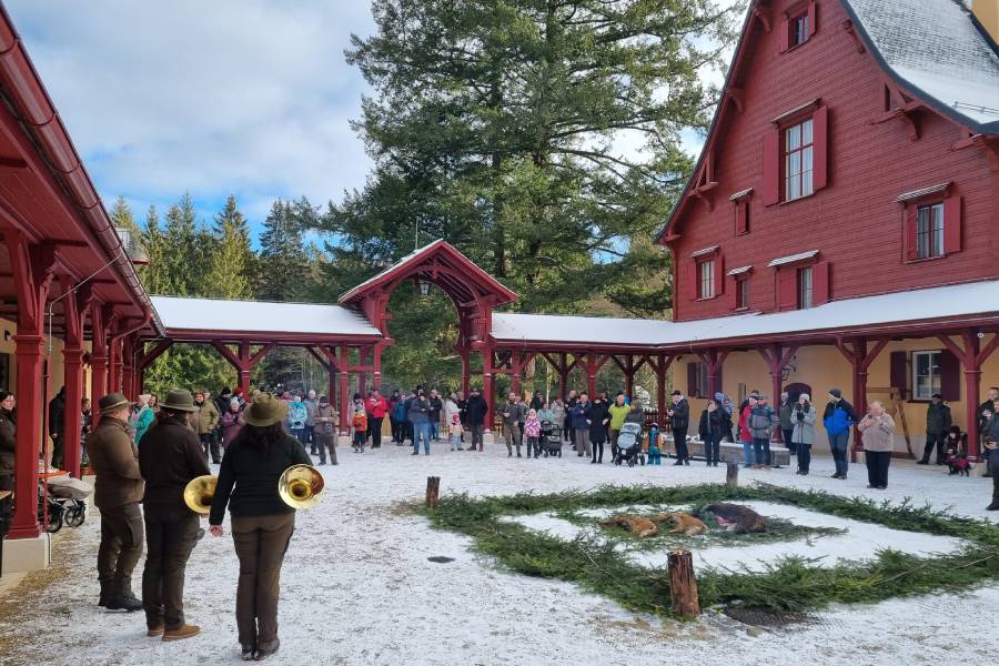 Svatohubertské slavnosti na loveckém zámečku Tři Trubky. Zdroj: Vojenské lesy a statky ČR
