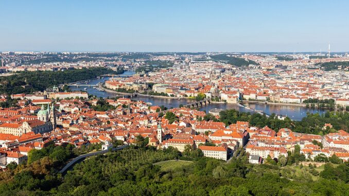 Výhled na Prahu z Petřína. Zdroj: Wikipedie, CC BY-SA 4.0. Autor: Diego Delso.