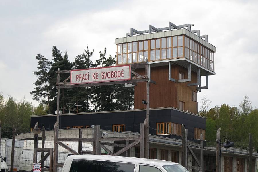 Vstup do památníku Vojna v Příbrami. Zdroj: Jiří Sedláček, CC BY-SA 3.0, Wikimedia Commons