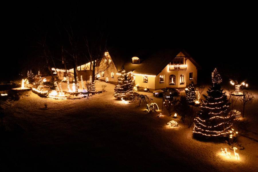 Osvětlený vánoční dům v Hajnici. Zdroj: Obec Hajnice, FB stránka