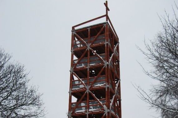 Rozhledna Šibeniční vrch u Horšovského Týna. Zdroj: rozhlednovymrajem.cz (foto upraveno)