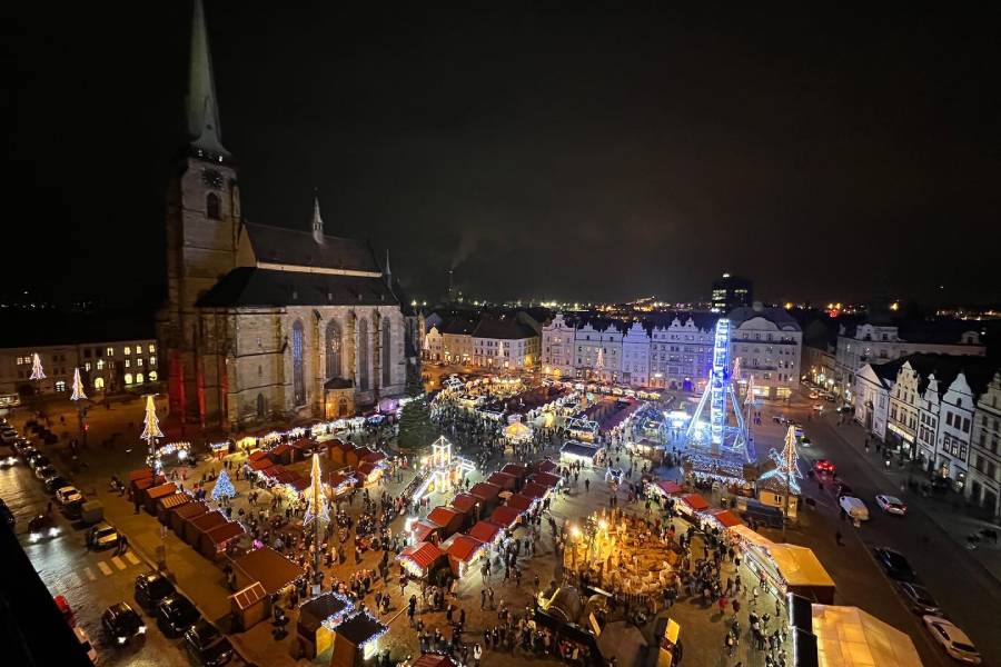 Adventní trhy na náměstí Republiky v Plzni. Zdroj: PROSTR SERVIS s.r.o