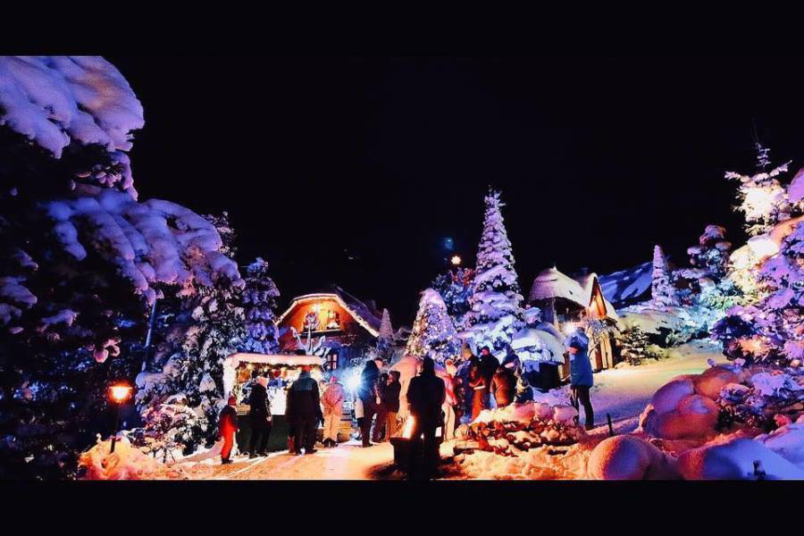 Vánočně osvětlená vesnička Kladruby. Zdroj: Obec Kladruby