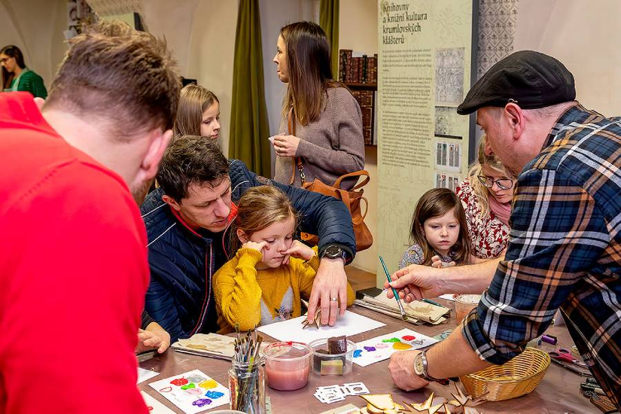 Dárkové tvoření pro děti v Klášterech Český Krumlov. Foto: Lubor Mrázek. Zdroj: Město Český Krumlov