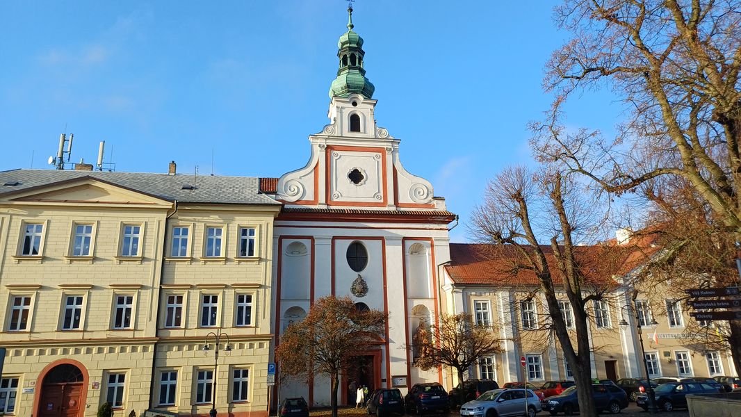 Kostel Narození Panny Marie, bývalý augustiniánský klášter a škola na náměstí Mikuláše z Husi v Táboře. Foto: Anna Petruželková