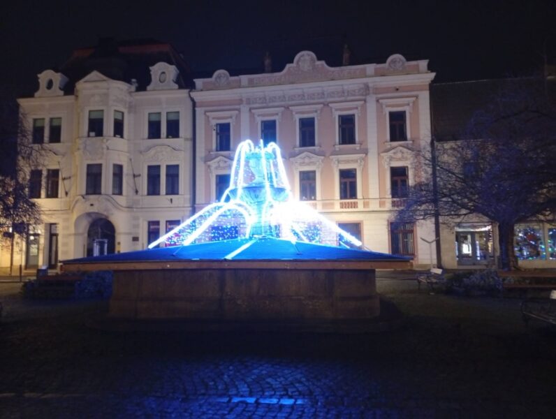 Vánočně vyzdobená kašna před Rokycanovým domem osvěty. Zdroj foto a autor: Pavla Košík Jelínková