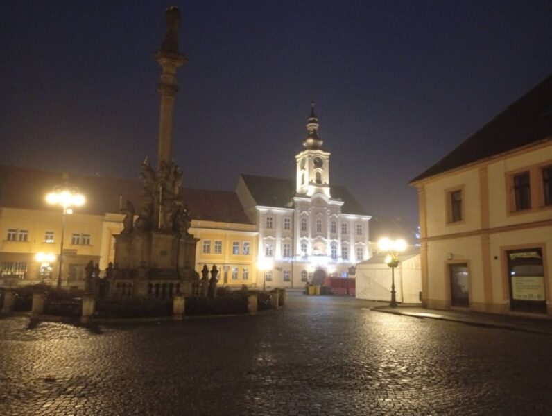 Masarykovo náměstí s maríánským sloupem a radnicí. Zdroj foto a autor: Pavla Košík Jelínková