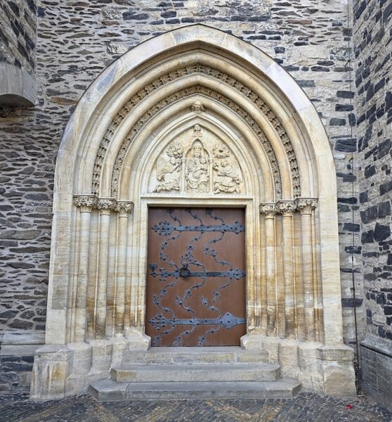 Portál kostela sv. Bartoloměje.