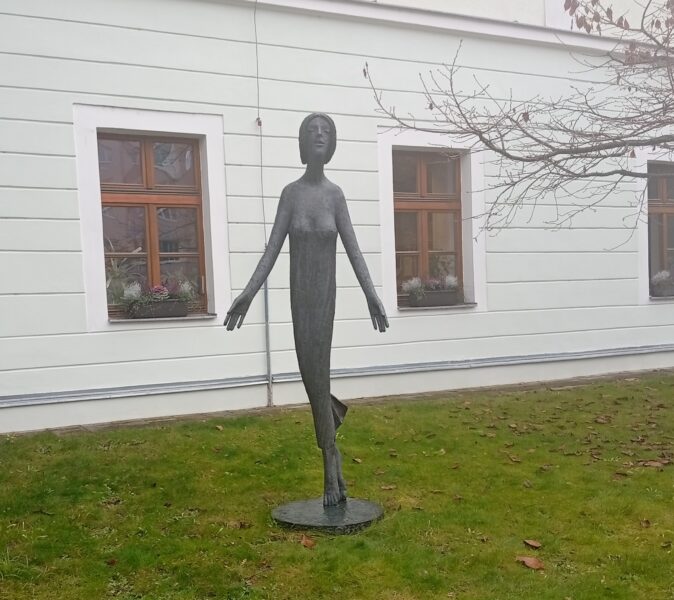 Socha Vítejte v Rokycanech do Olbrama Zoubka. Zdroj foto a autor: Pavla Košík Jelínková