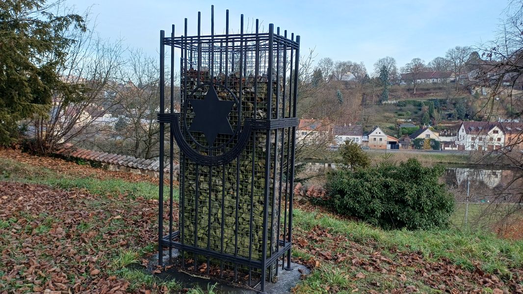 Pomník obětem holocaustu v parku Pod Kotnovem v Táboře. Foto: Anna Petruželková