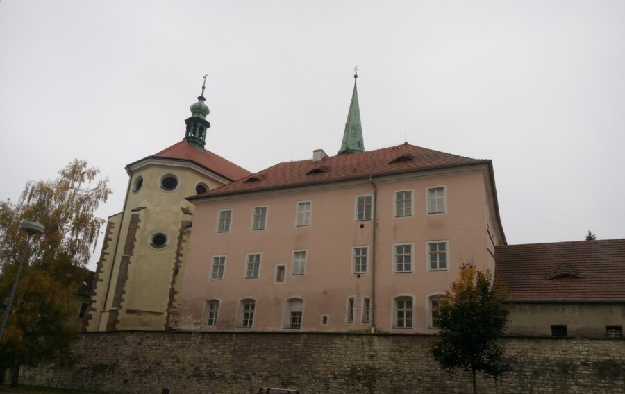 Kostel Panny Marie Sněžné a Muzeum Dr.Bohuslava Horáka-pohled z ulice Pod kostelem. Zdroj a autor: Pavla Košík Jelínková