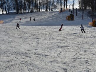 Parádní lyžování na Chotouni blízko Prahy. Zdroj: www.vlekychotoun.cz