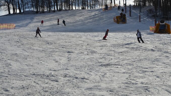 Parádní lyžování na Chotouni blízko Prahy. Zdroj: www.vlekychotoun.cz