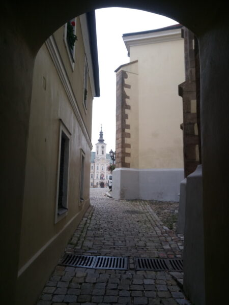 Průchod u kostela Panny Marie Sněžné s pohledem na městskou radnici. Zdroj foto a autor: Pavla Košík Jelínková