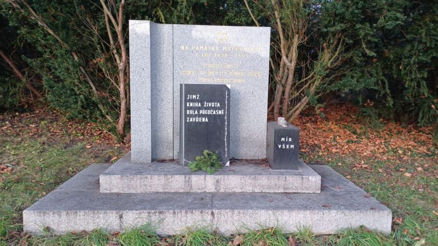 Pomník obětem 2. světové války v parku Pod Kotnovem v Táboře. Foto: Anna Petruželková