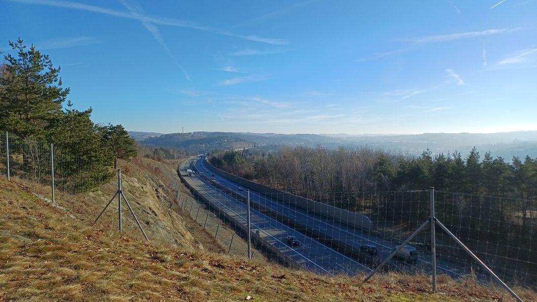 Výhled na dálnici D1 z vyhlídkového místa Tři kříže u Velkého Meziříčí. Foto: Anna Petruželková