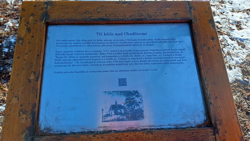 Informační tabulka u poutního místa Tři kříže nad Chudčicemi. Foto: Anna Petruželková