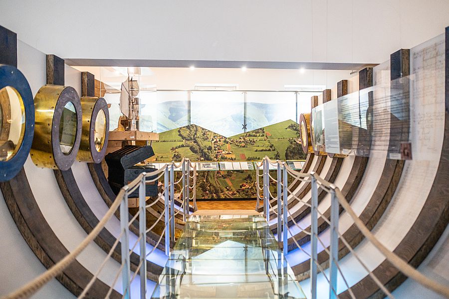 Pohled do expozice "Tam za mořem"