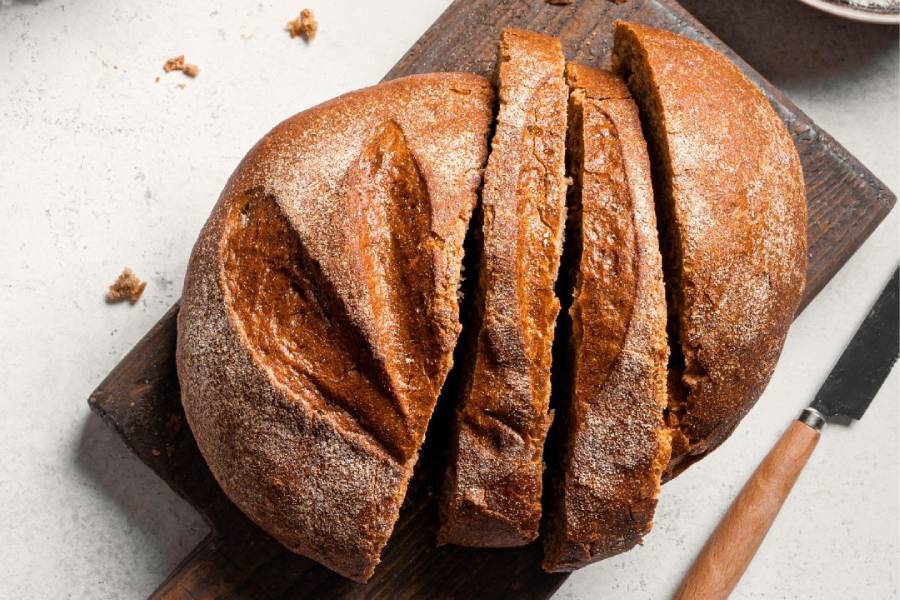 Domácí chléb upečený v kachlových kamnech. Zdroj: Levandulové údolí