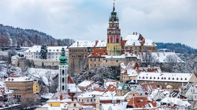 Když na českokrumlovský zámek padne zima, město se ztiší a jeho silueta vynikne ještě víc. Zdroj: Národní památkový ústav