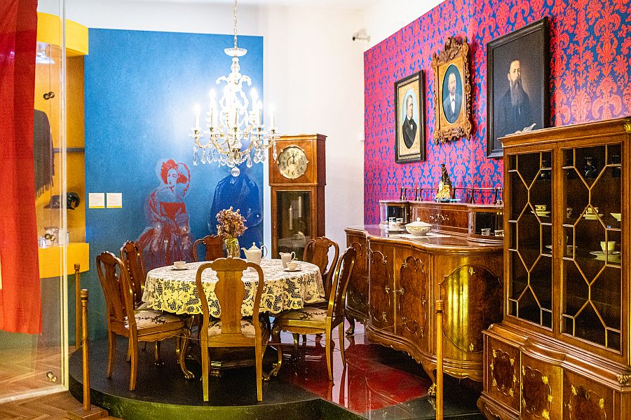 Nábytek a lustr z tzv. literárního salónu Bohušky Křenkové