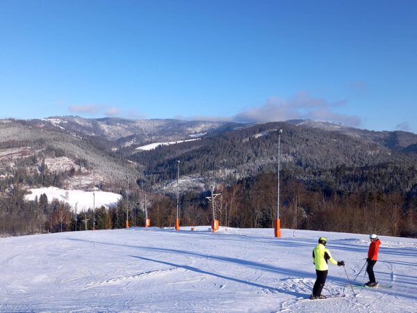 Kempaland zve do dětského sněhového koutku, ale uspokojí i náročnější lyžaře. Zdroj: www.kempaland.eu