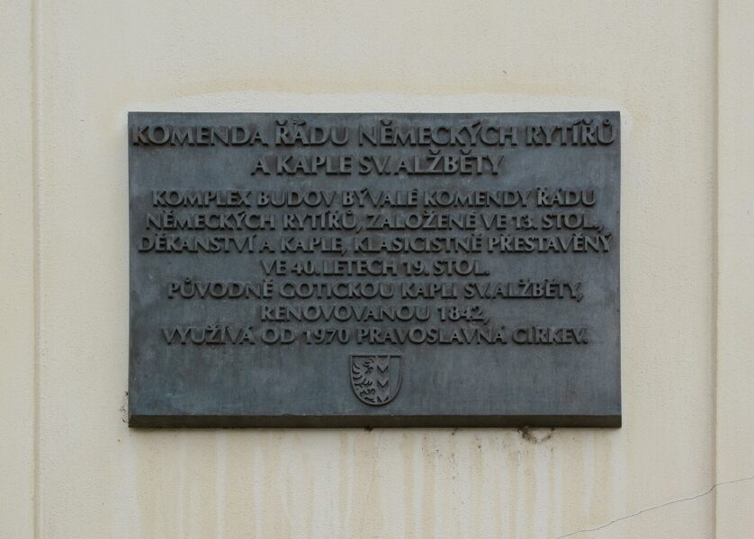 Deska na kostele sv. Alžběty.