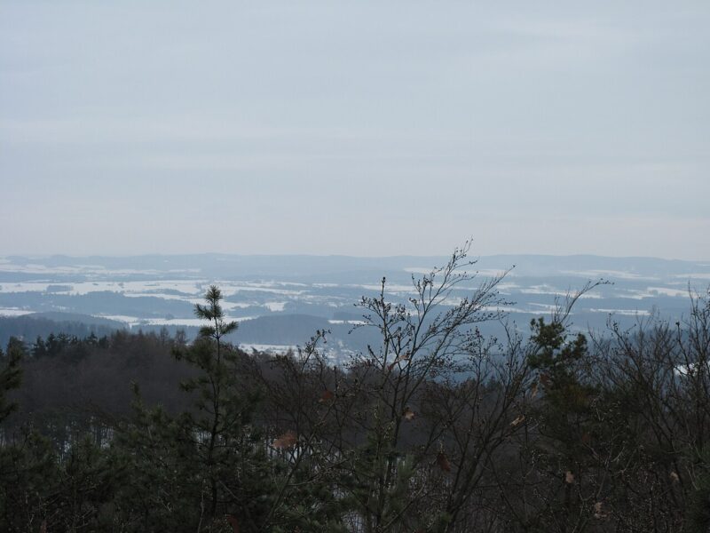 Výhled na zimní Posázaví.