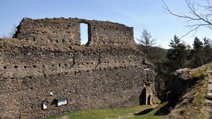 Zřícenina hradu Buben v okrese Plzeň-sever. Foto: Petr Fabian. Zdroj: Hrady-zříceniny.cz