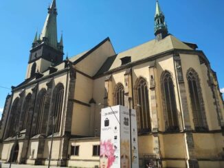 Kostel Nanebevzetí Panny Marie se pyšní šikmou věží. Foto: Eva Audiová