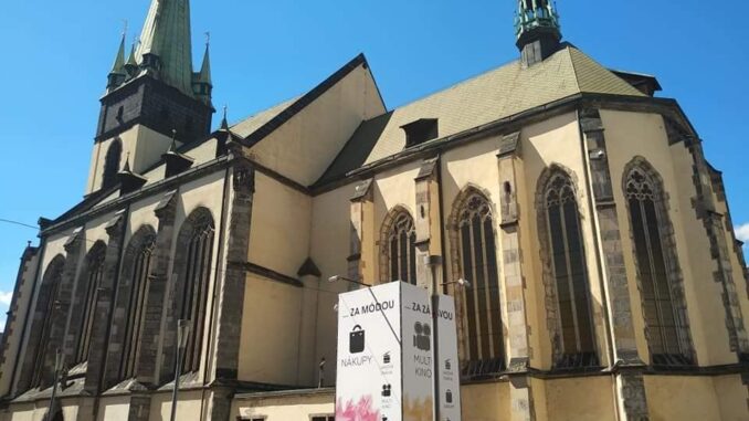 Kostel Nanebevzetí Panny Marie se pyšní šikmou věží. Foto: Eva Audiová