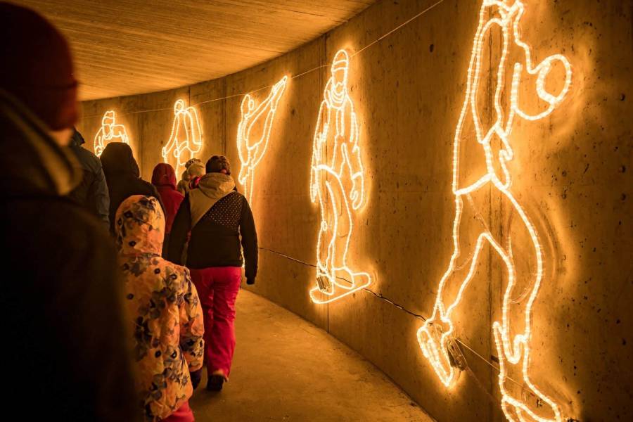 Na jednotlivých patrech návštěvníci narážejí na světelné siluety zimních disciplín. Zdroj: Stezka korunami stromů Krkonoše