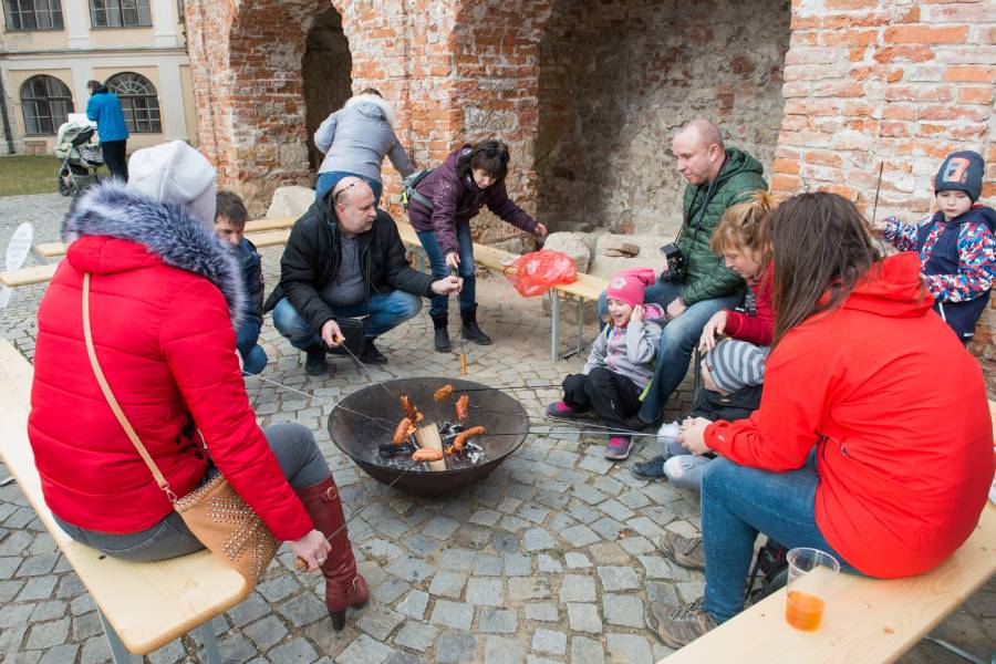 Na nádvoří si lze opéct poctivé klobásky či špekáčky. Zdroj: Program nezapomíná na ani na děti. Zdroj: spolek ReFest z. s. 