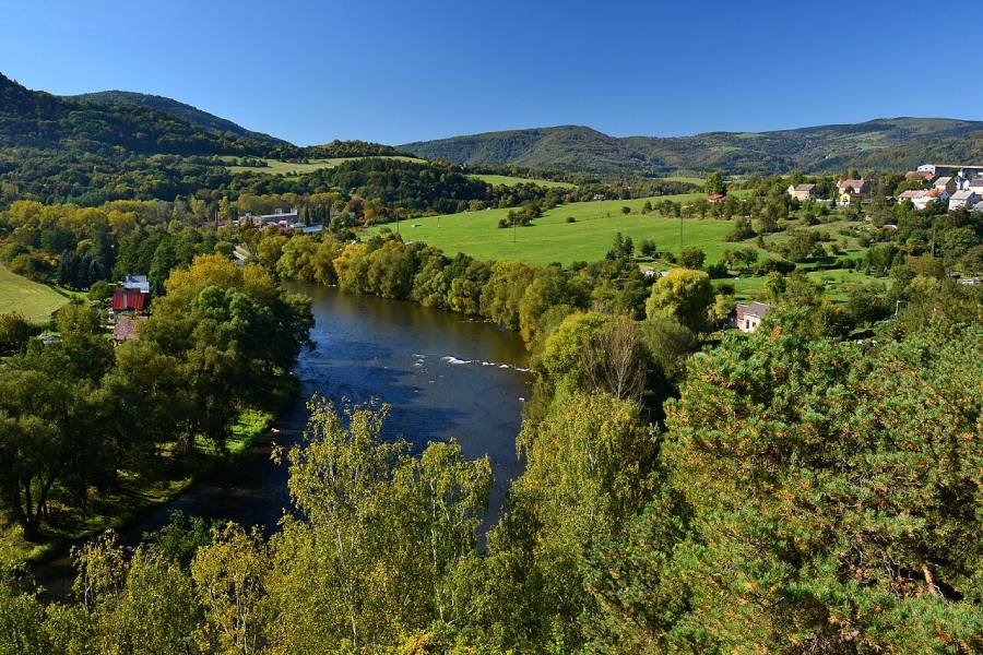 Údolí řeky Ohře. Foto: Petr Kinšt, CC BY-SA 4.0, Wikimedia Commons