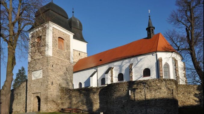 Opevněný kostel sv. Jana Křtitele ve Velké Bíteši. Foto: Petr Fabian. Zdroj: Hrady-zříceniny.cz