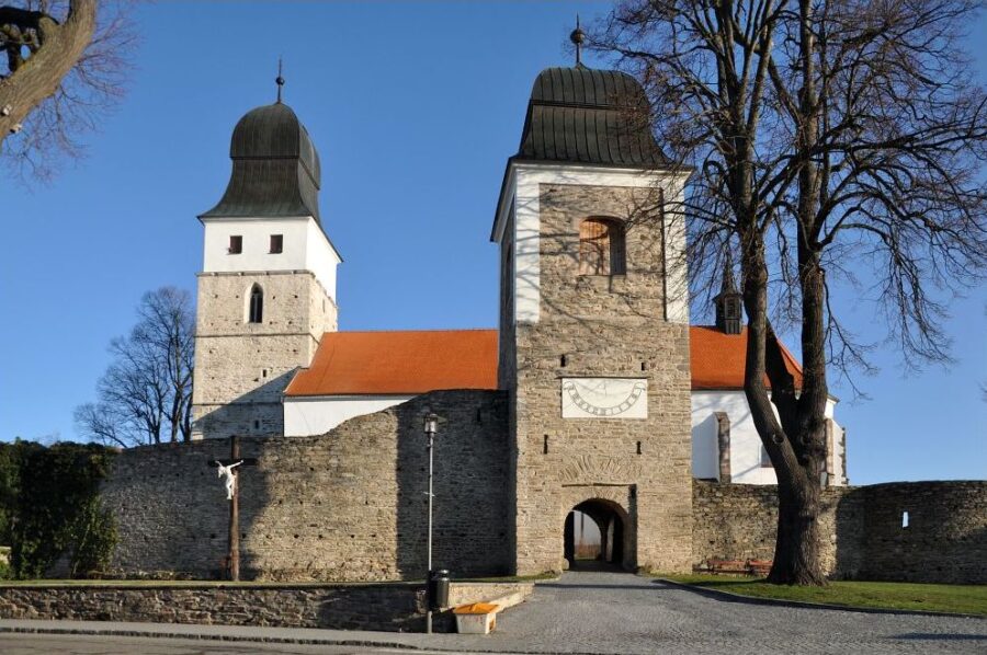 Opevněný kostel sv. Jana Křtitele ve Velké Bíteši. Foto: Petr Fabian. Zdroj: Hrady-zříceniny.cz