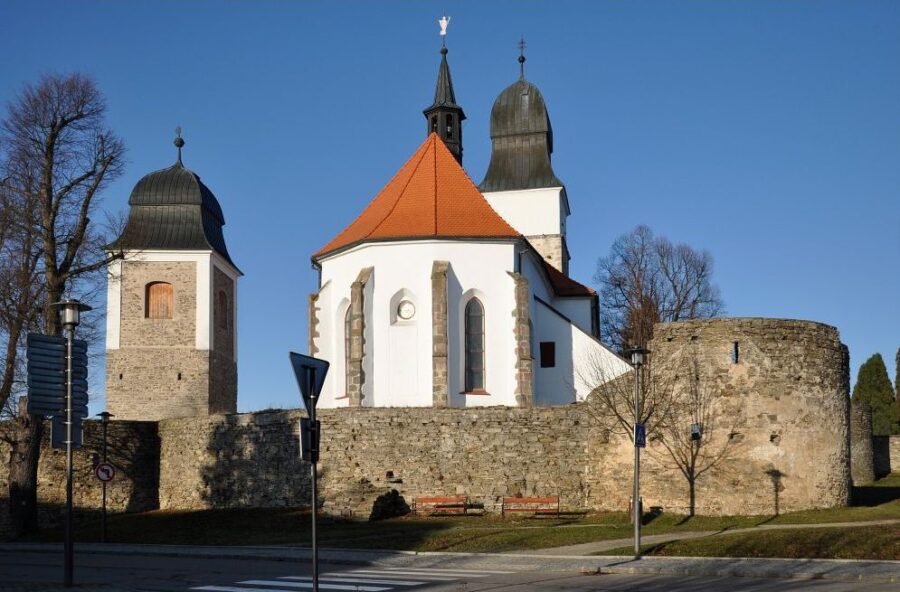 Opevněný kostel sv. Jana Křtitele ve Velké Bíteši. Foto: Petr Fabian. Zdroj: <a href="http://www.hrady-zriceniny.cz">Hrady-zříceniny.cz</a>