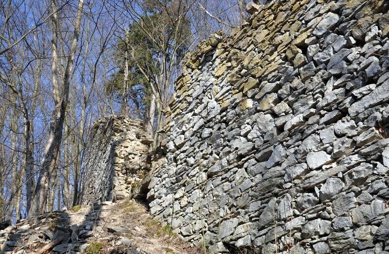 Zřícenina hradu Blansek v Moravském krasu. Foto: Petr Fabian. Zdroj: <a href="http://www.hrady-zriceniny.cz">Hrady-zříceniny.cz</a>