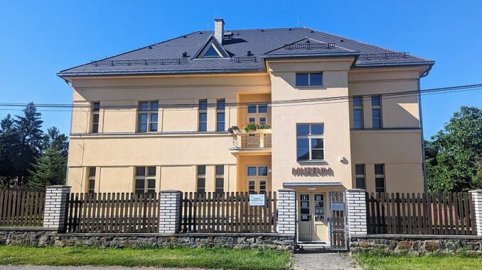 Hlavní budova muzea, Velitelská vila.