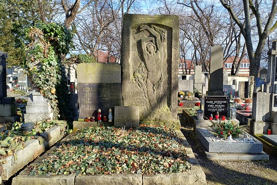 Náhrobek rodiny Boudových od Františka Bílka.
