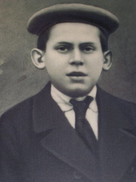 Jaroslav Ježek (fotografie z mládí), Památník Jaroslava Ježka v Praze. Zdroj: Národní muzeum