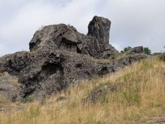 Skalní útvar Kočka u Litoměřic. Autor: Czeva / Wikimedia Commons, licence CC BY-SA 4.0.