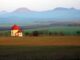 Barokní kaple ve Slavětíně a panorama Českého Středohoří. Autor: Petr Kraumann, CC BY 3.0, Wikimedia Commons