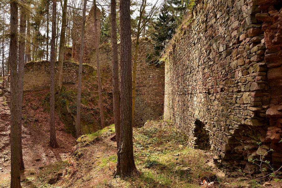 Pernštejn, hradba prvního nádvoří. Foto: Petr Kinšt, CC BY-SA 4.0, Wikimedia Commons