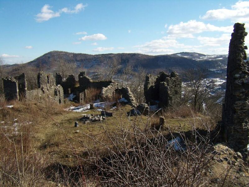 Zřícenina hradu Šumburk. Foto: Krabat77, CC BY-SA 3.0, Wikimedia Commons