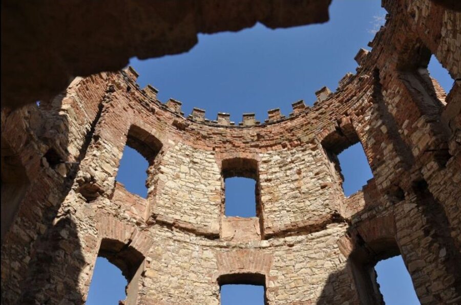 Bývalý větrný mlýn Windsor u Siřejovic na Litoměřicku. Foto: Petr Fabian. Zdroj: <a href="http://www.hrady-zriceniny.cz">Hrady-zříceniny.cz</a>