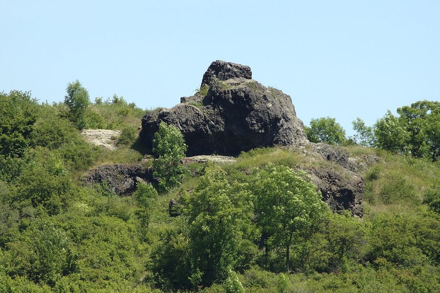 Skalní útvar Kočka u Litoměřic. Autor: Aktron/ Wikimedia Commons, licence CC BY-SA 3.0. 